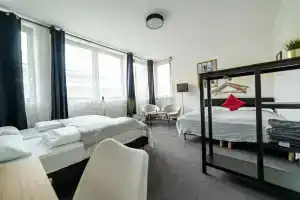 Full House Hotel Nürnberg - shared bath & kitchen, Нюрнберг