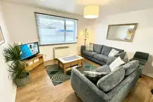 Lovely 2 bed with free parking, Инвернесс