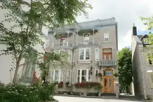 Hotel Ermitage, Леви