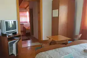 Room Marin, Елса
