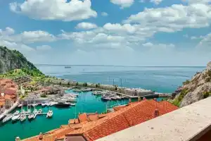 The Lady in Red Studio Flat with Sea View Terrace, Систиана