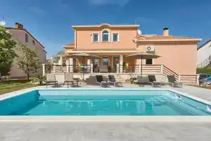 Apartment 1564, Štinjan