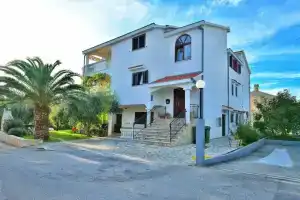 Ina Apartments, Козино