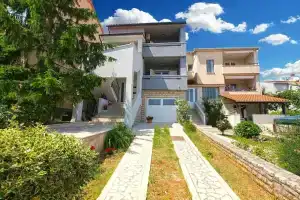 Apartment 1366, Пула