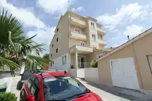 Apartments Frane, Примостен