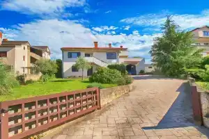 Apartment 1085, Štinjan