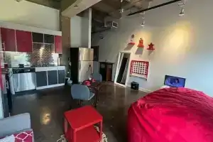 Artistico-Styled Studio Loft Sleeps 5, Даллас