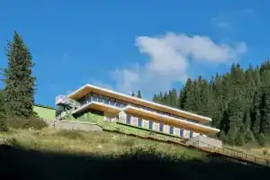 Гостиница «Пана Юник Кольсай», Саты