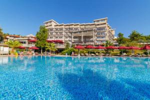 Justiniano Deluxe Resort, Окурджалар