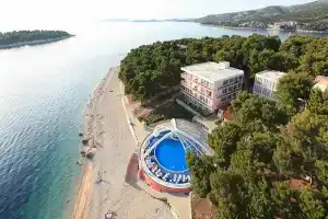 Adriatiq Zora, Примостен