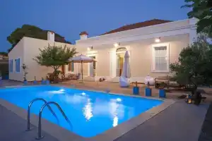 Villa Pyrgo, Иксия