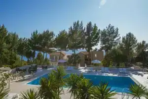 Sunset Paradise Resort, Ласси