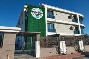 Letstay Marine Homes, Лара