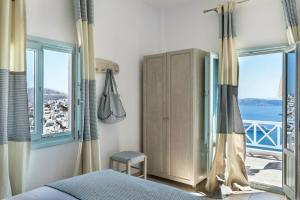 Blue Dolphins Apartments & Suites, Фира
