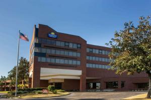 Days Inn & Suites by Wyndham Tallahassee Conf Center I-10, Таллахасси
