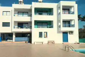 Georgia Apartments, Пафос
