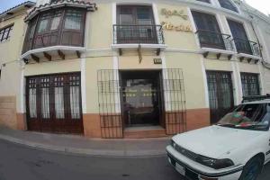 Paola Hostal, Сукре