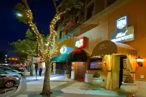 Brand Plaza Hotel, Глендейл