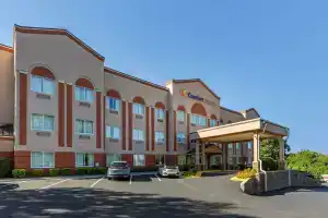 Comfort Suites Raleigh Walnut Creek, Роли