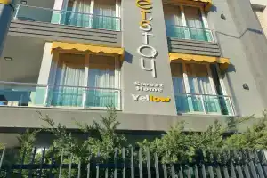 Let'stay Sweet Home Yellow, Лара