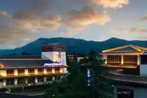 Howard Johnson by Wyndham LakeView Hotel Kunming, Куньмин