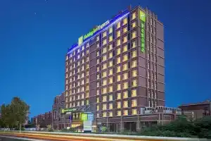 Holiday Inn Express Qingdao Hongdao Station, Циндао
