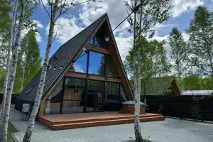 A-frame village, Увильды