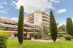 Отель «The Originals Boutique, Hôtel Les Strélitzias», Жуан-ле-Пен
