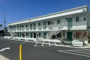 Super 8 by Wyndham Oceanside Downtown, Оушенсайд