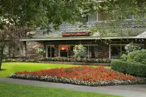 Royal Scot Hotel & Suites, Виктория