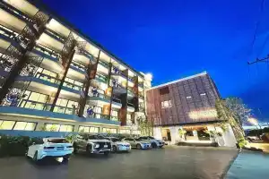 The Poem Hotel, Мае Пим