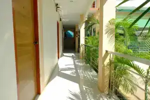 R J House Resort, Мае Сот