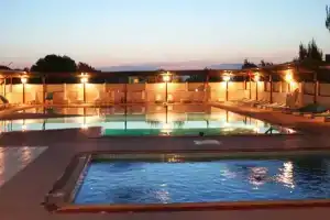 Kum Hotel, Эджеабат