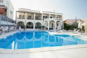 Opera Blue Hotel, Гувия