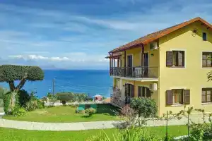 Brentanos Apartments ~ A ~ View of Paradise, Бенитсес