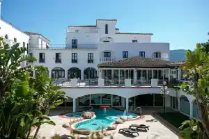 Phi Hotel Sighientu, Капитана