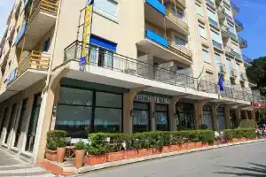 Hotel «delle Palme», Летоянни