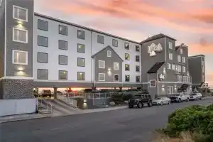 Elizabeth Oceanfront Suites, Ascend Hotel Collection, Ньюпорт