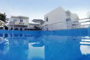 Naiades Luxury Apartments, Калатас