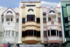 Beshert Guesthouse, Карон