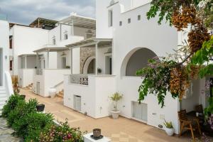 Erato Inn, Айя-Анна