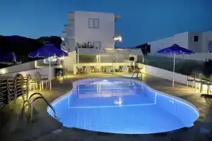 Helios Studios & Apts, Макриялос