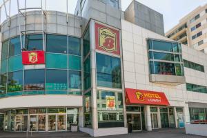 Super 8 by Wyndham Downtown Toronto, Торонто