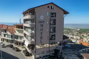 Hotel Dior, Круя