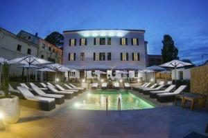 Dolphin Suites, Вели Лосинь