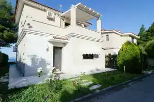 White Rose Villa, Криопиги
