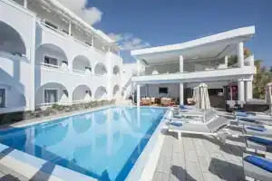 Blue Waves Hotel, Камари