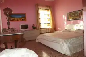 Dragonfly Rooms, Авола