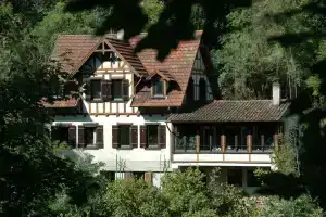 Das Haus am Hang, Швебиш-Халль