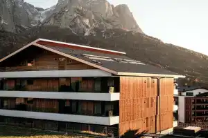 La Paula Apartments & Suites, Зайс